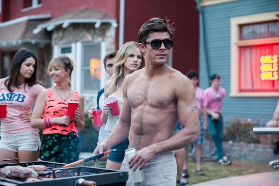 Zac Efron comanda uma rep&uacute;blica de estudantes que inferniza a vida da fam&iacute;lia que mora ao lado na com&eacute;dia &quot;Vizinhos&quot; ( Divulgação)