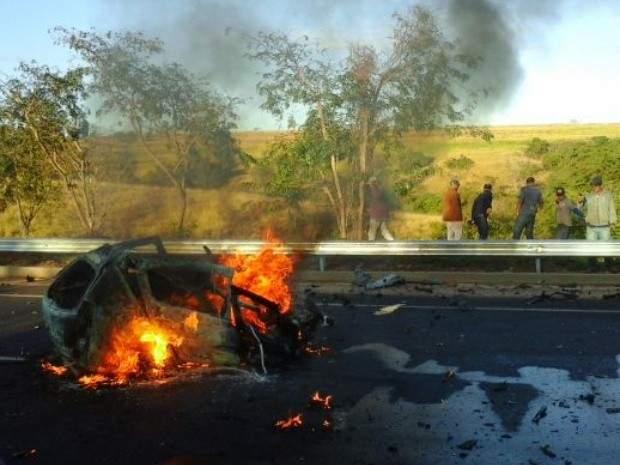 Carro pegou fogo ap&oacute;s bater de frente em caminh&atilde;o na odovia Armando Sales de Oliveira, em&nbsp;Sever&iacute;nia (Danilo Rudian)