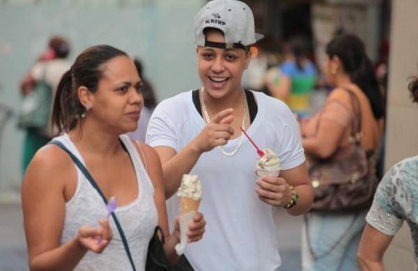 Campineiros no Centro da cidade tentam driblar o calor refrescando-se com sorvete  ( Rodrigo Zanotto/Especial para a AAN)