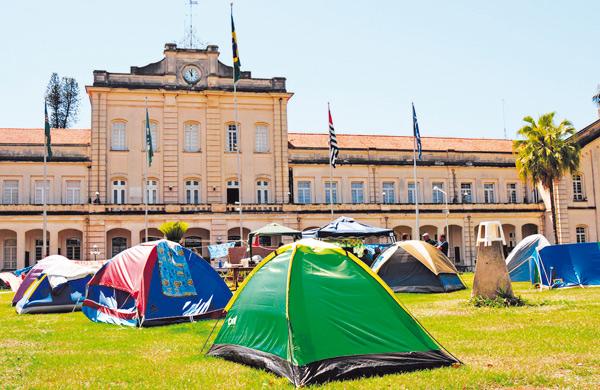Com a manuten&ccedil;&atilde;o da greve, grande parte da prefeitura do campus n&atilde;o funciona, assim como o restaurante e muitos laborat&oacute;riosr
 ( Antonio Trivelin/ Gazeta de Piracicaba )