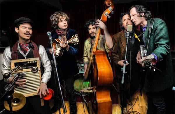 A banda Mustache &amp; os Apaches se apresenta &agrave;s 15h ( Divulgação)