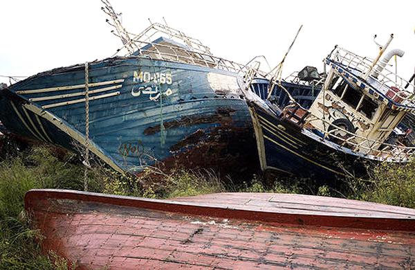 Barcos naufragados vistos em p&aacute;tio de Lampedusa (Roberto Salomone/AFP)