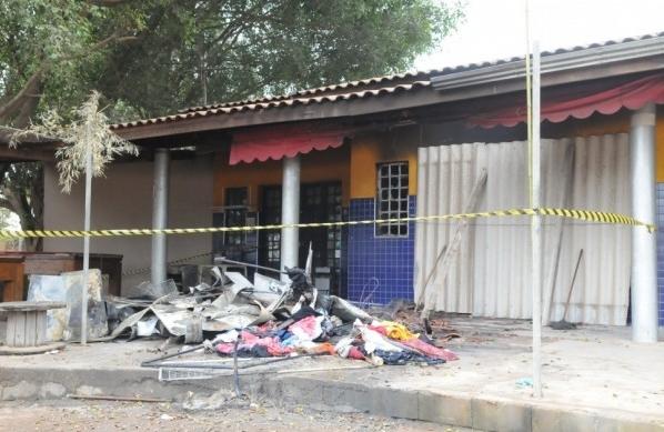 Marido ainda tentou retirar a mulher de dentro do im&oacute;vel, mas n&atilde;o conseguiu ( Edu Fortes/AAN)