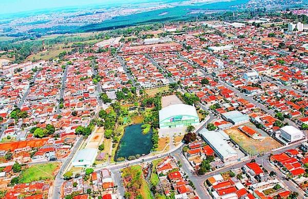 Grandes avenidas ter&atilde;o edif&iacute;cios com mais de oito andares; limite m&aacute;ximo, no entanto, &eacute; de 20 pavimentos ( Cedoc/RAC)