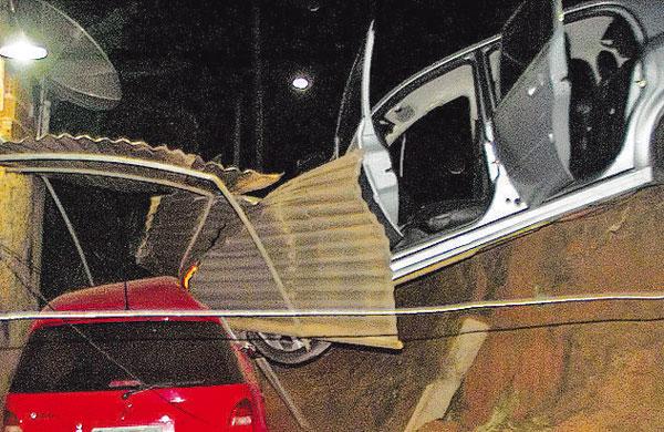 Carro caiu em ribanceira (AFP)