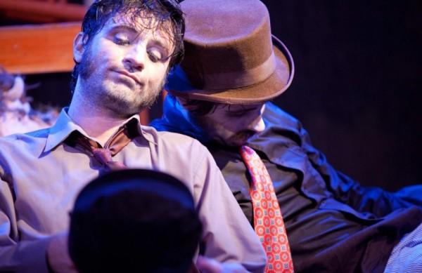 Cena da peça teatral 'Portela, Patrão; Mário, Motorista', com direção de Daves Otani e Eduardo Osorio (Divulgação)