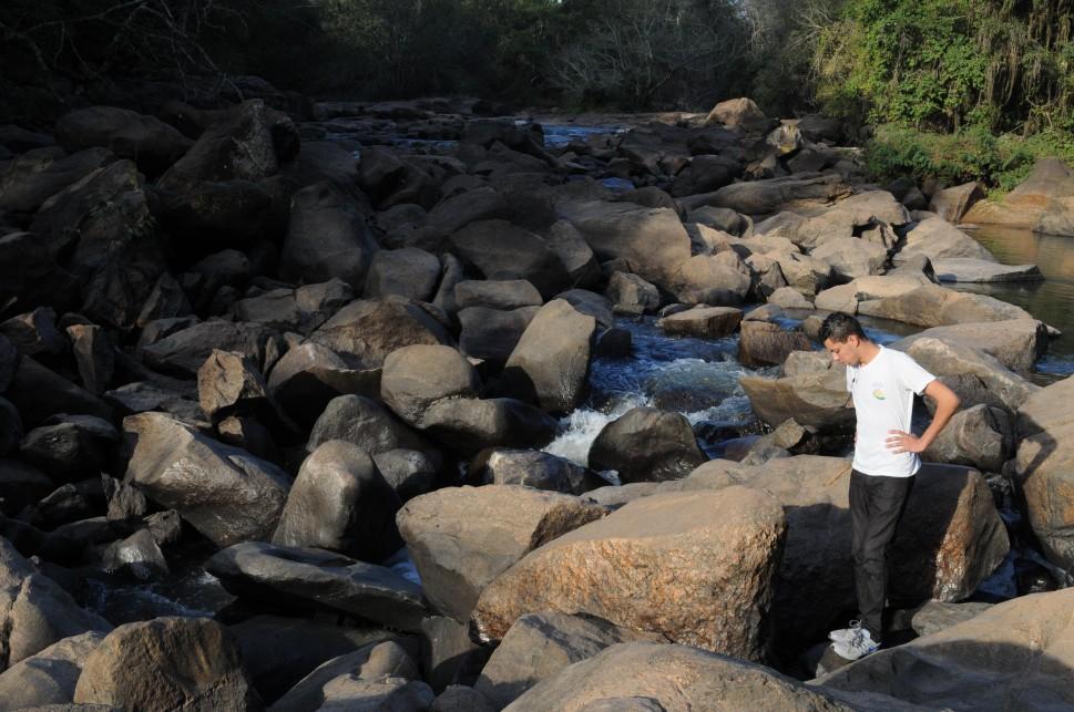 Rafael Lira diz que o Rio Atibaia, em Campinas, est&aacute; cada vez mais seco (Dominique Torquato /AAN)