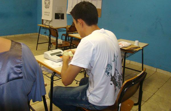 Segundo o TRE, qualquer eleitor maior de 18 anos e em situa&ccedil;&atilde;o regular pode ser mes&aacute;rio volunt&aacute;rio na sua zona eleitoral (Agência Brasil)