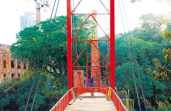 Ponte P&ecirc;nsil teve o piso de madeira substitu&iacute;do, recebeu tratamento contra ferrugem e foi pintada (Christiano Diehl Neto/Gazeta de Piracicaba )