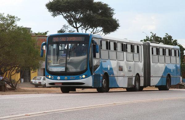&Ocirc;nibus que liga o Jd. S&atilde;o Domingos &agrave; regi&atilde;o central: amea&ccedil;a de fogo (Janaína Ribeiro/Especial a AAN )