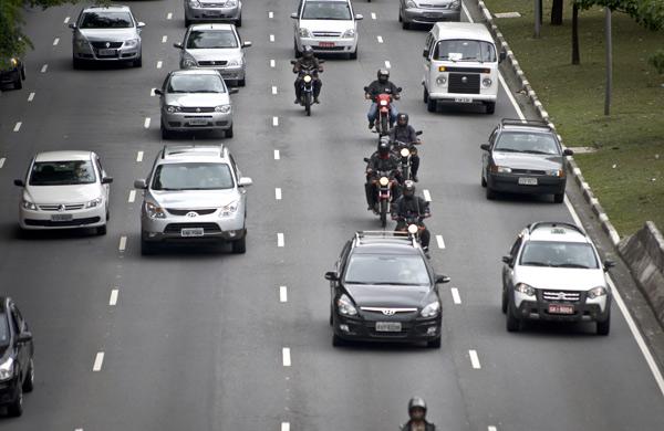 Carros em avenida da capital paulista (Agência Brasil)