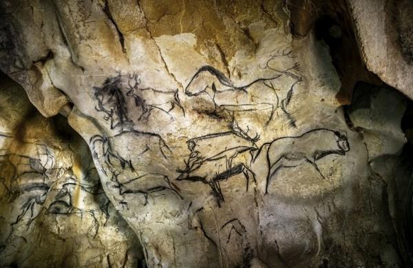A caverna e suas 425 pinturas de animais foi milagrosamente preservada pelo desprendimento de uma parede rochosa h&aacute; 20.000 anos (France Press)