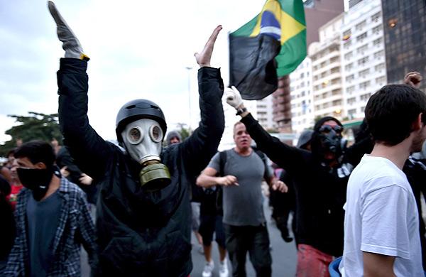 A&ccedil;&atilde;o de black blocs em protesto na Avenida Paulista no &uacute;ltimo dia 12 de junho (YASUYOSHI CHIBA/AFP)