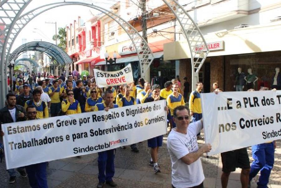 Funcion&aacute;rios dos Correios fizeram passeata em Bauru ( Divulgação)