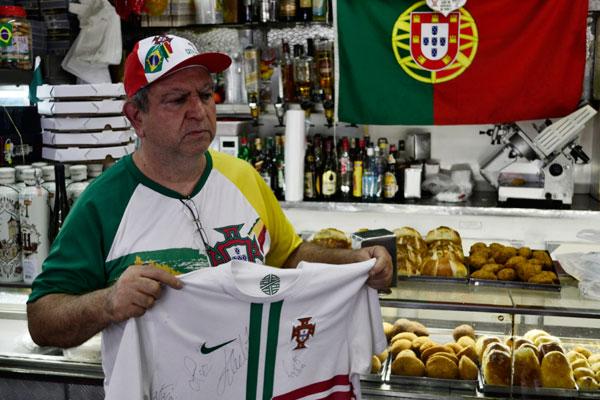 Seu Z&eacute;, do City Bar, exibe camisa autografada pelos jogadores de Portugal, entre eles CR7 (Allan Camillo/Especial para AAN)
