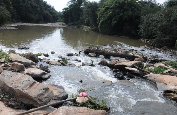 Pedras do enrocamento que a Sanasa fez na &aacute;rea de capta&ccedil;&atilde;o do Rio Atibaia, em Campinas, j&aacute; est&atilde;o aparecendo ( Carlos Sousa Ramos/AAN)