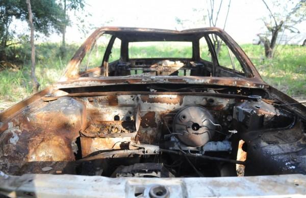 Um dos ve&iacute;culos carbonizados flagrados ontem em &aacute;rea de recupera&ccedil;&atilde;o ambiental: em pouco mais de um ano outros 12 foram removidos do local ( Edu Fortes/AAN)