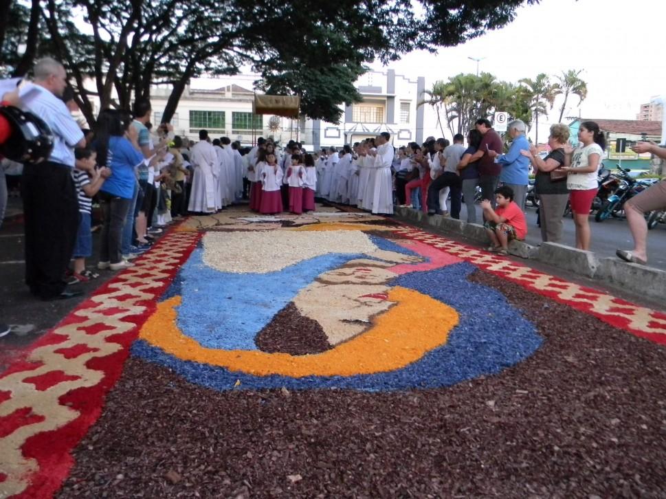 Depois de dois anos, Franca (SP) voltou a fazer o tradicional tapete de Corpus Christi (Renê Moreira)