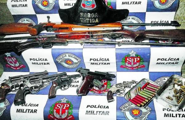 Rev&oacute;lveres, pistola e espingardas foram apreendidos porque o documento de registro n&atilde;o foi apresentado (Ana Cristina Andrade)