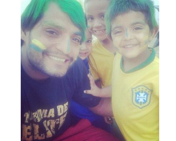 Dione Henrique com o sobrinho Guilherme Henrique e seus amiguinhos (Arquivo Pessoal)