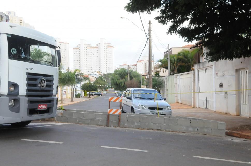 Rua Rafael Saglione, no Parque das Flores, permanece fechada ( Edu Fortes/AAN)