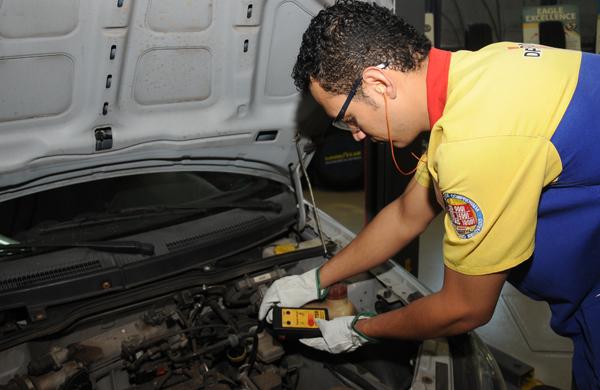 O funcion&aacute;rio Eder David Evangelista Gomes, da DPaschoal, confere as condi&ccedil;&otilde;es do motor de carro que ser&aacute; vendido: revis&atilde;o &eacute; importante ( Carlos Sousa Ramos/AAN)