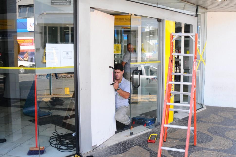 Portas de ag&ecirc;ncia banc&aacute;ria de Santa B&aacute;rbara d&acute;Oeste foram trocadas ap&oacute;s o vandalismo da noite anterior (Elcio Alves/ AAN)