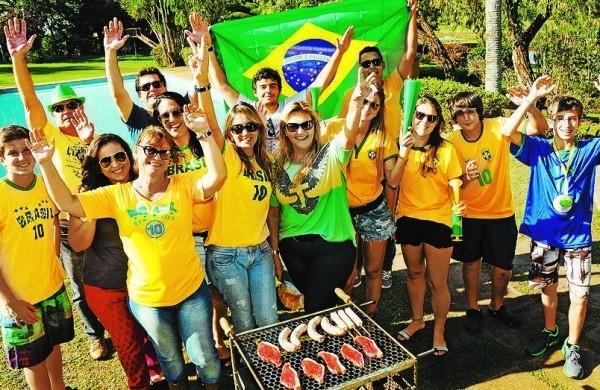 Grupo de amigos durante churrasco em partida da Copa ( Del Rodrigues/ Gazeta de Piracicaba)