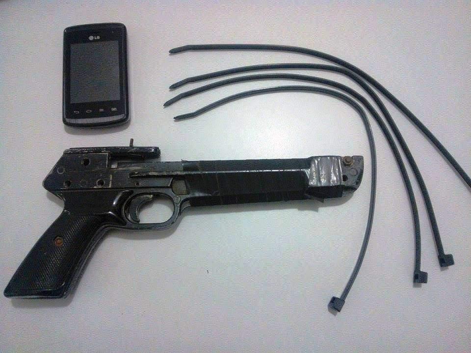 Atilas Alves da Cruz estava com simulacro de arma de fogo, celular e presilhas de pl&aacute;stico ( Divulgação)