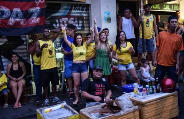 Torcida no Alzir&atilde;o, tradicional ponto da zona norte do Rio onde torcedores assistem &agrave;s partidas do Brasil r
 (France Press)