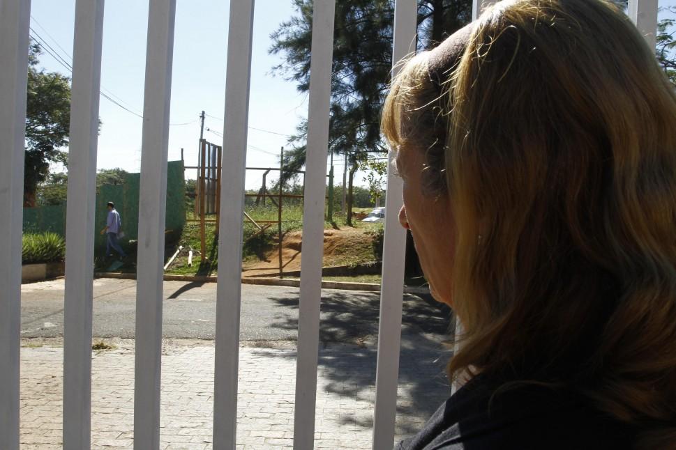A vendedora Maria F&aacute;tima Zaninotti, vizinha das obras, que viu duas tentativas de roubo &agrave; sua fam&iacute;lia no mesmo dia: ela contratou guarda noturno ( Gustavo Tilio/Especial para a AAN)