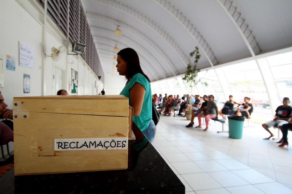 Usu&aacute;rios aguardam por atendimento na recep&ccedil;&atilde;o do Pronto Atendimento Campo Grande, uma das unidades que apresenta falta de m&eacute;dicos ( Janaína Ribeiro/Especial a AAN )