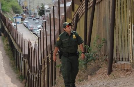 Fronteira entre os Estados Unidos e o M&eacute;xico na cidade de Nogales (AFP)