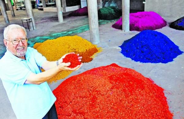 O padre Giovanni exibe os montes de serragem colorida usados nos tapetes  ( Del Rodrigues/ AAN)