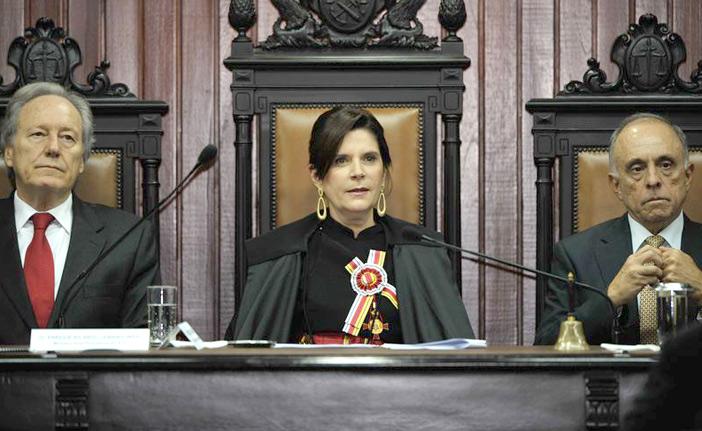 Solenidade de posse da ministra Maria Elizabeth Rocha no cargo de presidenta do Superior Tribunal Militar. Em 206 anos, &eacute; a primeira vez que uma mulher assume a presid&ecirc;ncia do tribuna (Agência Brasil )