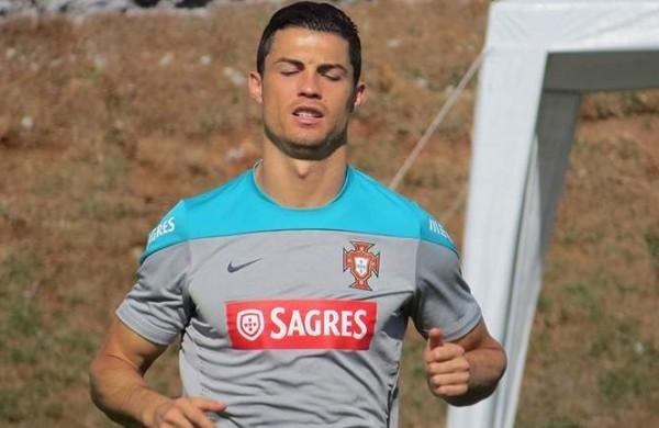 CR7 corre durante o &uacute;ltimo treino em Campinas antes da estreia na Copa  (Douglas Fonseca)