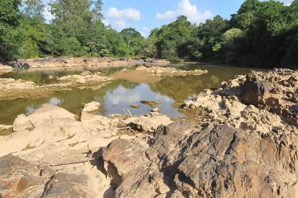 Vista do Rio Atibaia no distrito de Sousas, onde Sanasa faz capta&ccedil;&atilde;o: estiagem amea&ccedil;a manancial que abastece 95% da popula&ccedil;&atilde;o de Campinas ( César Rodrigues/AAN)