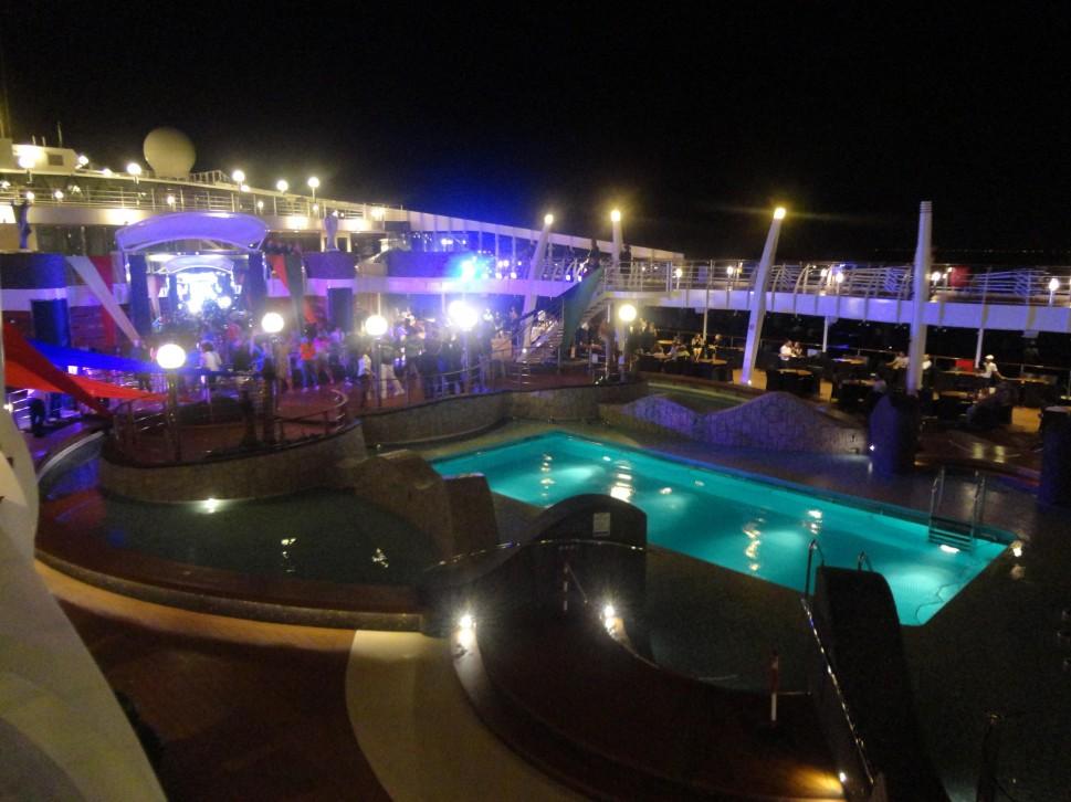 Pela primeira vez no Brasil, o transatl&acirc;ntico MSC Divina &eacute; utilizado por torcedores mexicanos (Bruno Bachetti/AAN)