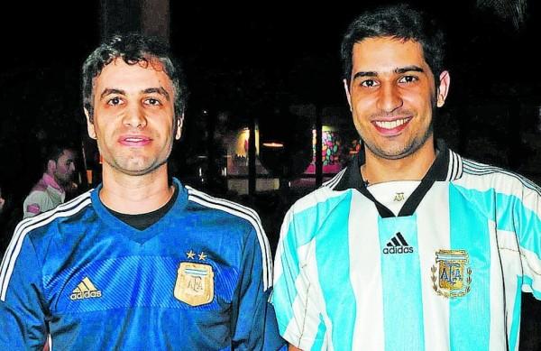 Diego Puentes (&agrave; esq.) contou com o apoio do brasileiro Guilherme Cabral ( Carlos Sousa Ramos/AAN)