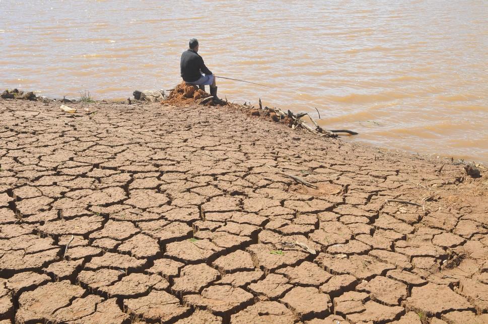 Seca na represa do Jaguari-Jacare&iacute;, em mar&ccedil;o deste ano: esgotamento do volume morto pode trazer problemas j&aacute; em agosto, acredita cons&oacute;rcio ( Cedoc/RAC)
