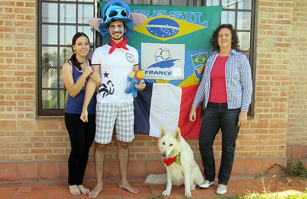 Fran&ccedil;oise seu filho com a namorada e at&eacute; o cachorrinho da fam&iacute;lia estava vestido com as cores dos dois pa&iacute;ses. ( Divulgação)