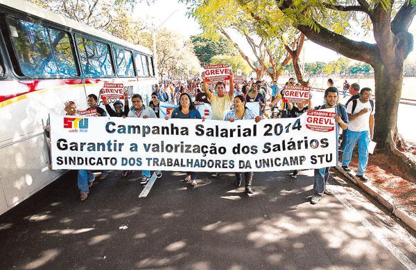 Grevistas da Unicamp exibem faixa em passeata pelo campus (Leandro Ferreira/AAN)