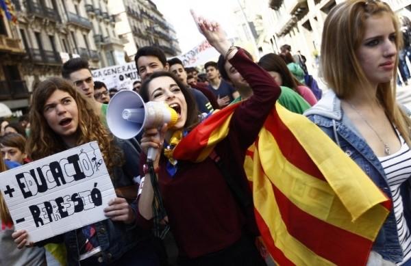Manifesta&ccedil;&atilde;o em Barcelona: todas as grandes cidades espanholas tiveram protestos (France Press)