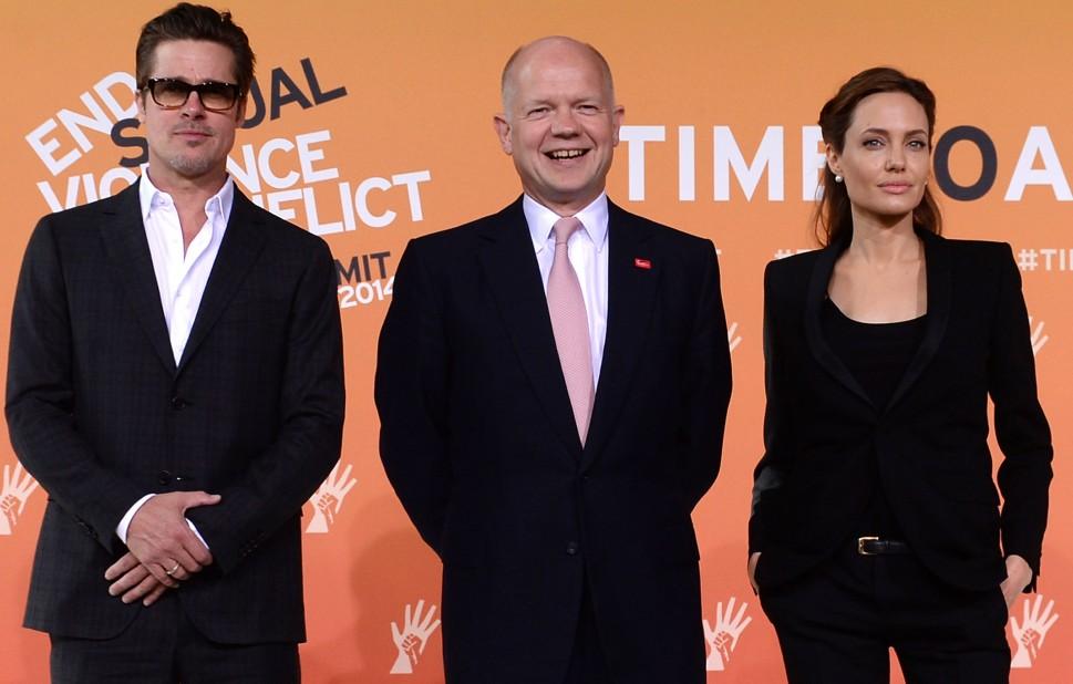 O ator Brad Pitt, Secret&aacute;rio de Rela&ccedil;&otilde;es Exteriores brit&acirc;nico, William Hague, e a atriz Angelina Jolie (AFP)
