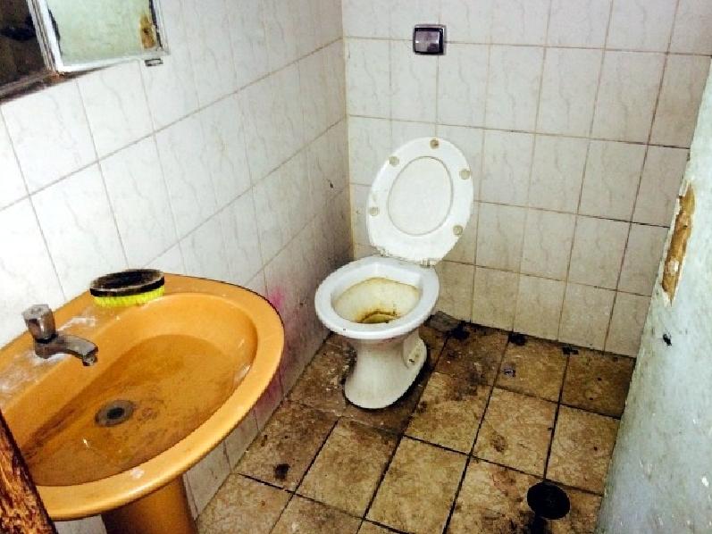 Casa onde os pai e filho moravam n&atilde;o tinha condi&ccedil;&otilde;es de habita&ccedil;&atilde;o devido a sujeira ( Divulgação)