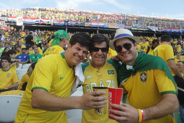Francisco Alvarenga (centro), com os filhos Chico Menega (esquerda) e Fabr&iacute;cio Alvarenga (ch&aacute;peu) na abertura do Mundial (Fabrício Alvarenga)