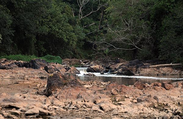 A baixa vaz&atilde;o de &aacute;gua deixa pedras &agrave; mostra no trecho do Rio Atibaia que corta Sousas, em Campinas ( Dominique Torquato/AAN)