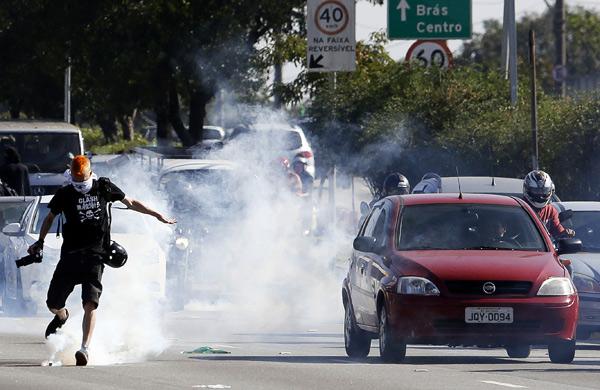 Manifestantres fazem passeata no Rio, sem confrontos (AFP)