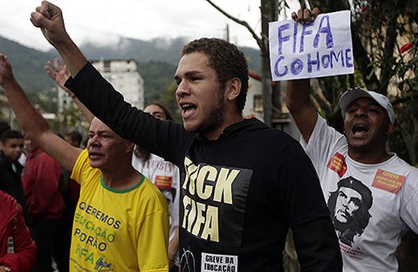 Protesto contra a Copa do Mundo na Granja Comary durante a chegada da Sele&ccedil;&atilde;o (AFP)