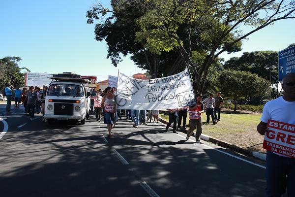 Funcion&aacute;rios da Unicamp fazem protesto por melhores salarios nas ruas de Bar&atilde;o Geraldo ( Divulga&ccedil;&atilde;o)